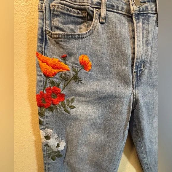 LEVI’S Floral Embroidered Women's Jeans - Picture 3 of 8